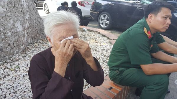 Cụ Trần Tiếp Thủy (82 tuổi, ở Bắc Giang) bật khóc trong lúc chờ vào bên trong Nhà tang lễ Quốc gia để thắp nén nhang tiễn biệt Chủ tịch nước Trần Đại Quang. Cụ Trần Tiếp Thủy (82 tuổi, ở Bắc Giang) bật khóc trong lúc chờ vào bên trong Nhà tang lễ Quốc gia để thắp nén nhang tiễn biệt Chủ tịch nước Trần Đại Quang. - Sputnik Việt Nam