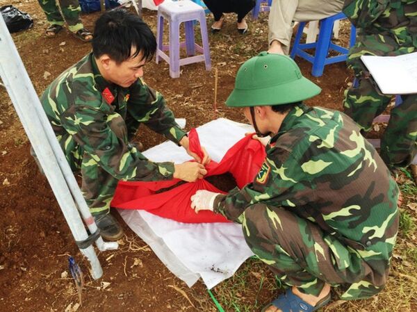 Lực lượng chức năng cất bốc hài cốt liệt sĩ. - Sputnik Việt Nam