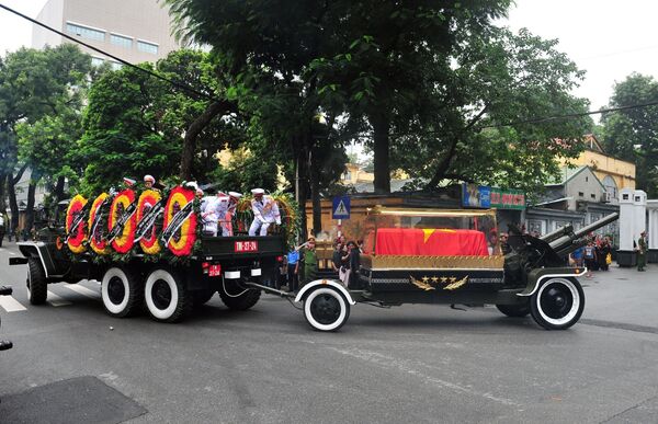 Đoàn xe tang rời Nhà tang lễ quốc gia, số 5 Trần Thánh Tông (Hà Nội), đưa linh cữu Chủ tịch nước Trần Đại Quang về an táng tại quê nhà Ninh Bình. Đoàn xe tang rời Nhà tang lễ quốc gia, số 5 Trần Thánh Tông (Hà Nội), đưa linh cữu Chủ tịch nước Trần Đại Quang về an táng tại quê nhà Ninh Bình. - Sputnik Việt Nam