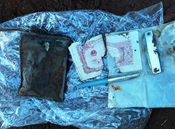 Các di vật được phát hiện trong quá trình tìm kiếm hài cốt. - Sputnik Việt Nam