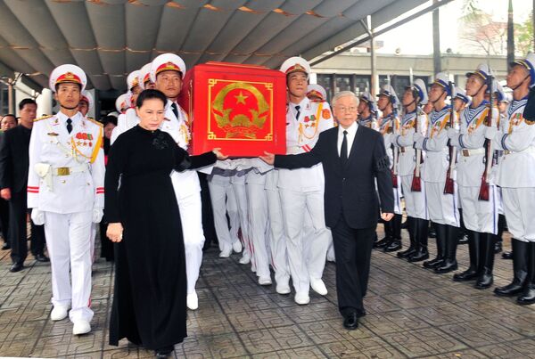 Tổng Bí thư Nguyễn Phú Trọng, Chủ tịch Quốc hội Nguyễn Thị Kim Ngân tiễn đưa linh cữu Chủ tịch nước Trần Đại Quang. Tổng Bí thư Nguyễn Phú Trọng, Chủ tịch Quốc hội Nguyễn Thị Kim Ngân tiễn đưa linh cữu Chủ tịch nước Trần Đại Quang. - Sputnik Việt Nam