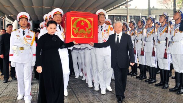 Tổng Bí thư Nguyễn Phú Trọng, Chủ tịch Quốc hội Nguyễn Thị Kim Ngân tiễn đưa linh cữu Chủ tịch nước Trần Đại Quang. - Sputnik Việt Nam