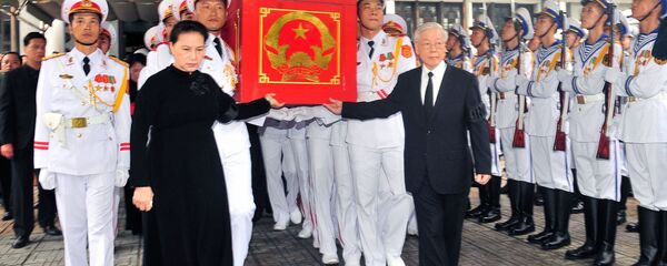 Tổng Bí thư Nguyễn Phú Trọng, Chủ tịch Quốc hội Nguyễn Thị Kim Ngân tiễn đưa linh cữu Chủ tịch nước Trần Đại Quang. Tổng Bí thư Nguyễn Phú Trọng, Chủ tịch Quốc hội Nguyễn Thị Kim Ngân tiễn đưa linh cữu Chủ tịch nước Trần Đại Quang. - Sputnik Việt Nam