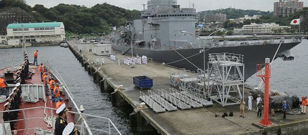 Cán bộ, thủy thủ chiến hạm Trần Hưng Đạo thực hiện nghi thức chào cảng Căn cứ Yokosuka - Sputnik Việt Nam