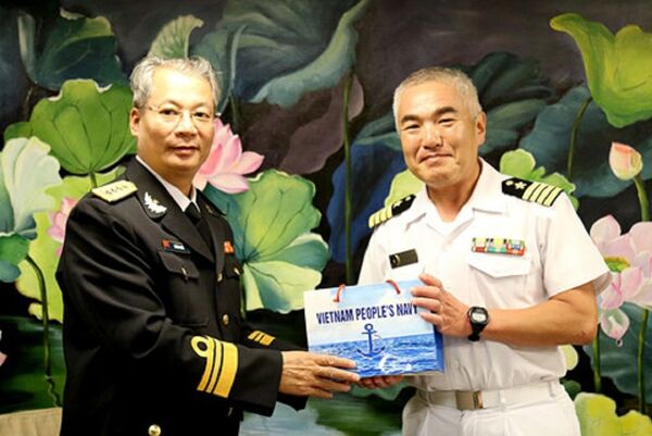 Đại tá Lê Hồng Chiến tặng đại tá Sasaki quà lưu niệm - Sputnik Việt Nam