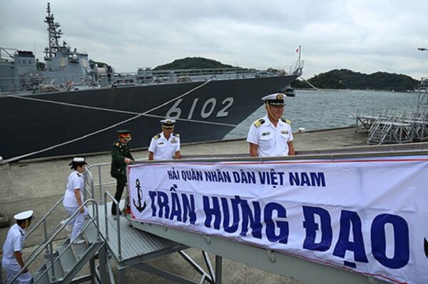 Sĩ quan, binh sĩ Căn cứ Yokosuka lên thăm chiến hạm Trần Hưng Đạo - Sputnik Việt Nam