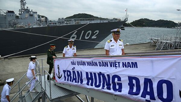 Sĩ quan, binh sĩ Căn cứ Yokosuka lên thăm chiến hạm Trần Hưng Đạo - Sputnik Việt Nam