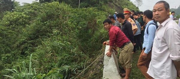 Chiếc xe lao xuống vực có độ sâu 100m Chiếc xe lao xuống vực có độ sâu 100m - Sputnik Việt Nam