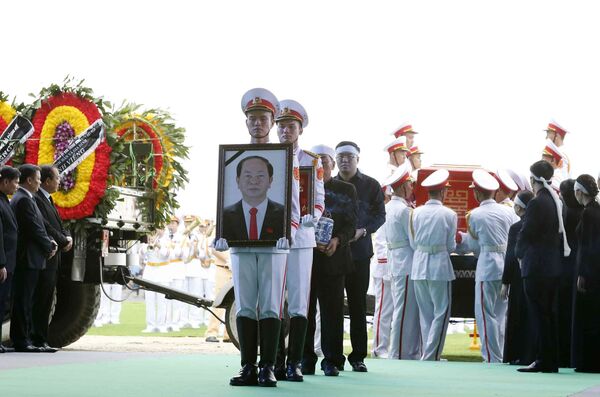 Đội tiêu binh rước di ảnh và chuyển linh cữu Chủ tịch nước Trần Đại Quang tại nơi an táng - xã Quang Thiện, huyện Kim Sơn, tỉnh Ninh Bình Đội tiêu binh rước di ảnh và chuyển linh cữu Chủ tịch nước Trần Đại Quang tại nơi an táng - xã Quang Thiện, huyện Kim Sơn, tỉnh Ninh Bình - Sputnik Việt Nam
