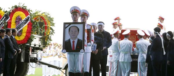 Đội tiêu binh rước di ảnh và chuyển linh cữu Chủ tịch nước Trần Đại Quang tại nơi an táng - xã Quang Thiện, huyện Kim Sơn, tỉnh Ninh Bình - Sputnik Việt Nam