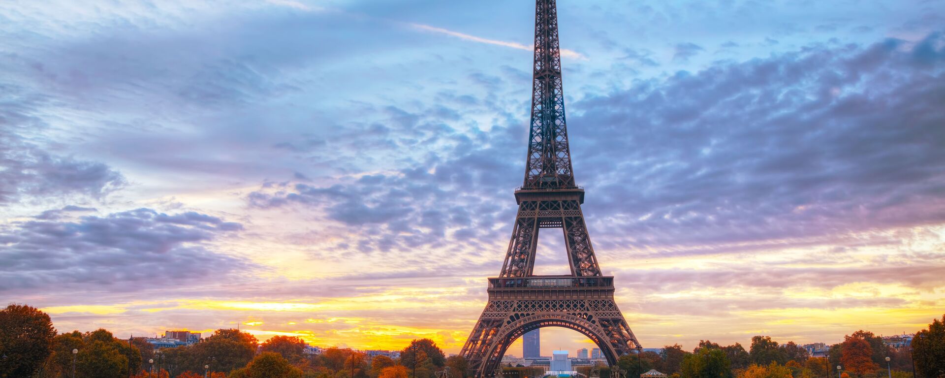 Tháp Eiffel ở Paris - Sputnik Việt Nam, 1920, 09.09.2025