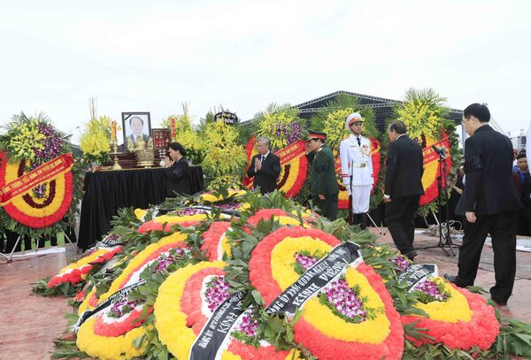 Chủ tịch Quốc hội Nguyễn Thị Kim Ngân dẫn đầu đoàn lãnh đạo, nguyên lãnh đạo Đảng, Nhà nước, Mặt trận Tổ quốc Việt Nam cùng gia quyến đi quanh huyệt mộ, tiễn biệt Chủ tịch nước Trần Đại Quang lần cuối. Chủ tịch Quốc hội Nguyễn Thị Kim Ngân dẫn đầu đoàn lãnh đạo, nguyên lãnh đạo Đảng, Nhà nước, Mặt trận Tổ quốc Việt Nam cùng gia quyến đi quanh huyệt mộ, tiễn biệt Chủ tịch nước Trần Đại Quang lần cuối. - Sputnik Việt Nam