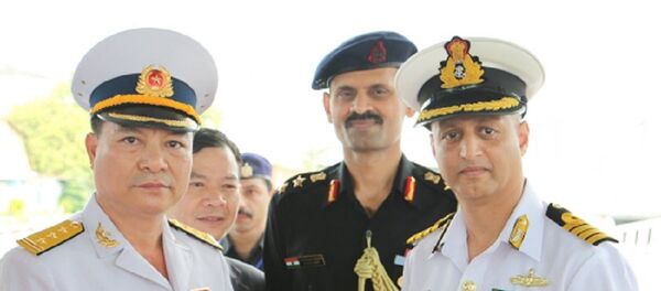 Thượng tá Nguyễn Ngọc Anh, Trưởng đoàn Hải quân nhân dân Việt Nam tặng hoa Đại tá Atul Deswal, Thuyền trưởng Tàu INS RANA. - Sputnik Việt Nam