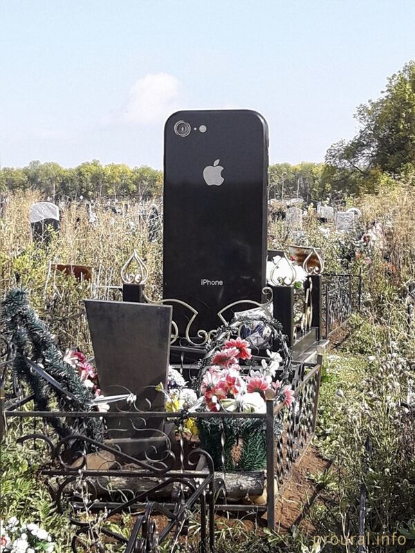 Bia thiết kế hình iPhone trong một nghĩa trang của Nga - Sputnik Việt Nam