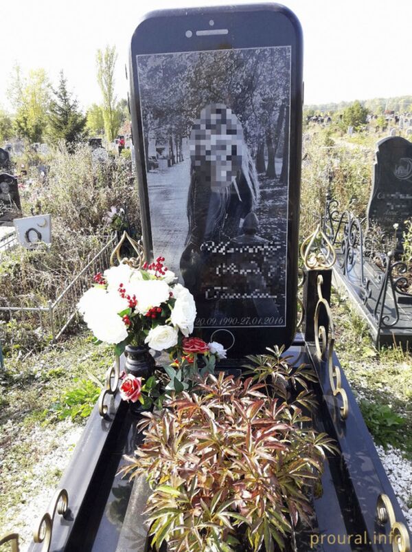 Bia thiết kế hình iPhone trong một nghĩa trang của Nga - Sputnik Việt Nam