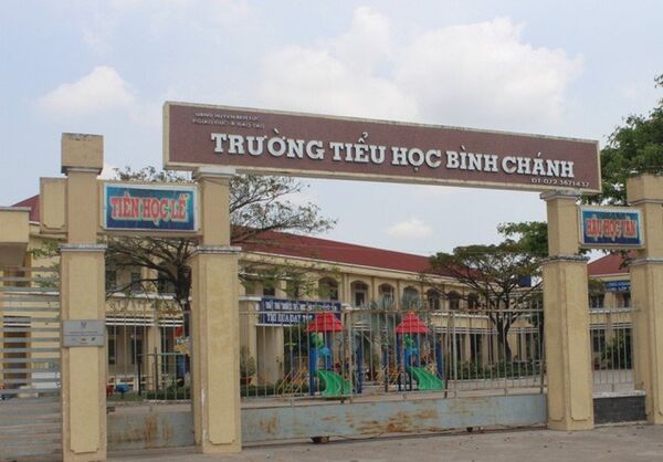 Trường tiểu học Bình Chánh, Bến Lức, Long An nơi xảy ra sự việc quỳ gối xin lỗi phụ huynh. - Sputnik Việt Nam