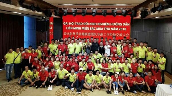 Nhiều hướng dẫn viên Việt Nam và Trung Quốc chụp ảnh tại đại hội trái phép - Sputnik Việt Nam