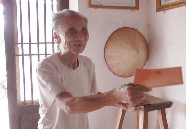 Cụ Khoa tự hào khoe tấm thiệp Chủ tịch nước tặng Cụ Khoa tự hào khoe tấm thiệp Chủ tịch nước tặng - Sputnik Việt Nam