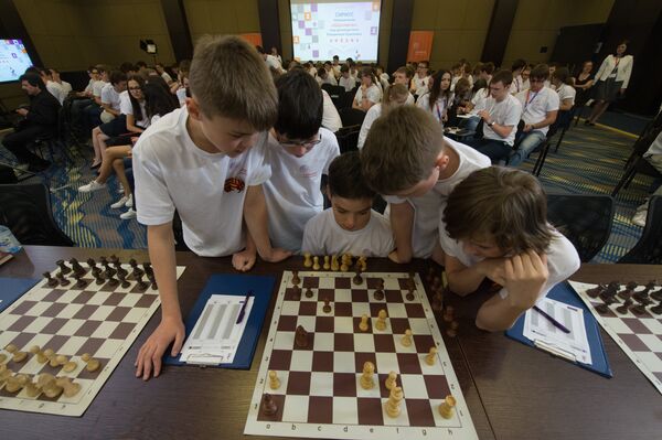 Ngày 10 tháng 5 năm 2016. Những vận động viên cờ vua trẻ trong lễ khai mạc nhóm đào tạo mới Cờ vua tại trung tâm giáo dục Sirius ở Sochi Ngày 10 tháng 5 năm 2016. Những vận động viên cờ vua trẻ trong lễ khai mạc nhóm đào tạo mới Cờ vua tại trung tâm giáo dục Sirius ở Sochi - Sputnik Việt Nam