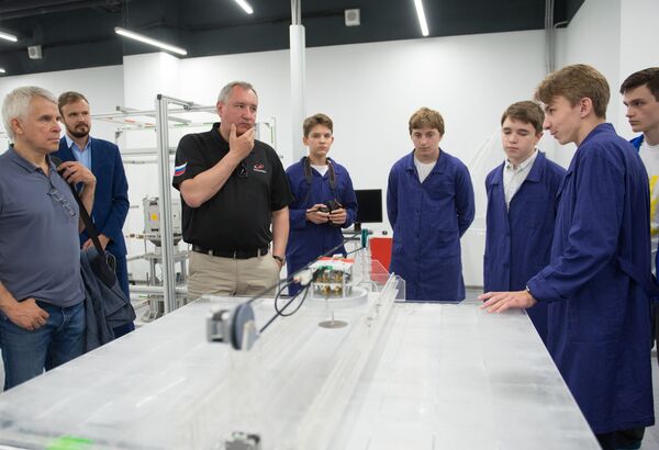Tổng Giám đốc Tổng công ty Nhà nước Roskosmos Dmitry Rogozin trong chuyến thăm Trung tâm Giáo dục Sirius ở Sochi. Tổng Giám đốc Tổng công ty Nhà nước Roskosmos Dmitry Rogozin trong chuyến thăm Trung tâm Giáo dục Sirius ở Sochi. - Sputnik Việt Nam