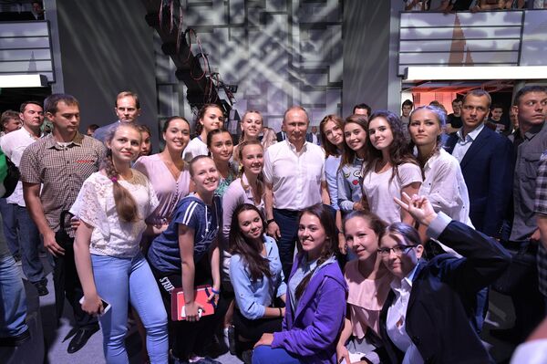 Ngày 21 tháng 7 năm 2017. Tổng thống Nga Vladimir Putin chụp ảnh với những người tham gia Cuộc trò chuyện người lớn với Vladimir Putin tại Trung tâm giáo dục trẻ em có năng khiếu Sirius ở Sochi Ngày 21 tháng 7 năm 2017. Tổng thống Nga Vladimir Putin chụp ảnh với những người tham gia Cuộc trò chuyện người lớn với Vladimir Putin tại Trung tâm giáo dục trẻ em có năng khiếu Sirius ở Sochi - Sputnik Việt Nam