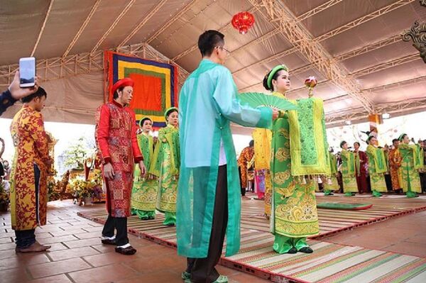 Sân khấu giỗ Tổ hoành tráng quy tụ gần hết mọi ngôi sao nổi tiếng trong giới giải trí của Hoài Linh - Sputnik Việt Nam