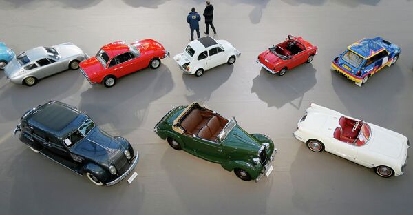Những chiếc xe Vintage đời cũ và cổ điển được trưng bày trong phiên đấu giá xe và xe cổ điển của Bonhams 'Les Grandes Marques du Monde tại Grand Palais 4/2/2015 - Sputnik Việt Nam