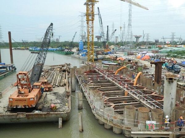 Siêu dự án gần 10.000 tỷ đồng ngưng thi công nửa năm qua, hàng nghìn tỷ đồng sắt thép ngâm dưới nước đang dần bị hoen rỉ... - Sputnik Việt Nam