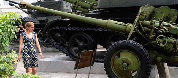 Du khách bên cạnh thiết bị quân sự của Liên Xô được sử dụng trong Chiến tranh Việt Nam tại Bảo tàng Lịch sử Quân sự Việt Nam Du khách bên cạnh thiết bị quân sự của Liên Xô được sử dụng trong Chiến tranh Việt Nam tại Bảo tàng Lịch sử Quân sự Việt Nam - Sputnik Việt Nam