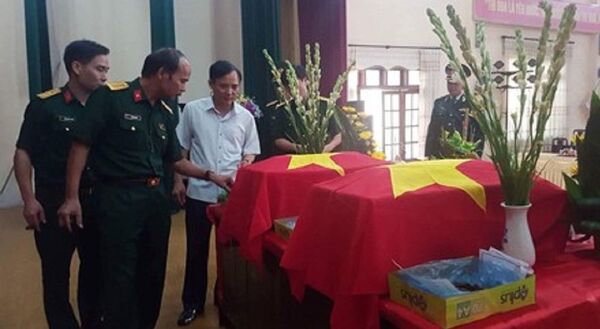 Trong quá trình chờ kết quả giám định ADN, việc hương khói cho hai phi công hy sinh được tiến hành theo đúng nghi thức quân đội. Trong quá trình chờ kết quả giám định ADN, việc hương khói cho hai phi công hy sinh được tiến hành theo đúng nghi thức quân đội. - Sputnik Việt Nam