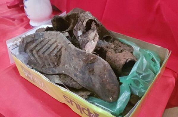 Đế giày và các di vật được lực lượng tìm kiếm phát hiện nghi là của các phi công hy sinh trong vụ máy bay Mig-21 rơi tại đỉnh núi Tam Đảo. Đế giày và các di vật được lực lượng tìm kiếm phát hiện nghi là của các phi công hy sinh trong vụ máy bay Mig-21 rơi tại đỉnh núi Tam Đảo. - Sputnik Việt Nam