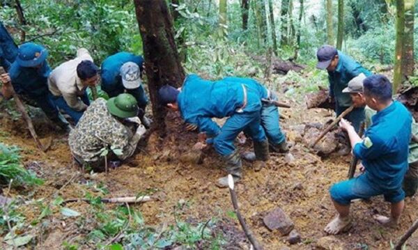 Tổ trinh sát đặc biệt của Ban chỉ đạo 515 phát hiện nhiều di vật tại vị trí máy bay gặp nạn cùng hai phi công Việt Nam và phi công Yuri Poyakov (Liên Xô trước đây). Tổ trinh sát đặc biệt của Ban chỉ đạo 515 phát hiện nhiều di vật tại vị trí máy bay gặp nạn cùng hai phi công Việt Nam và phi công Yuri Poyakov (Liên Xô trước đây). - Sputnik Việt Nam