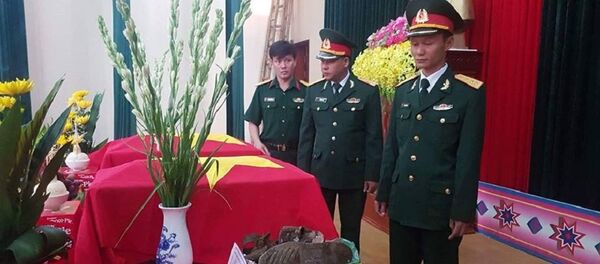 Hài cốt của hai người được cho là hai liệt sỹ trong vụ máy bay rơi 47 năm trước trên đỉnh Tam Đảo vừa được quy tập. Hài cốt của hai người được cho là hai liệt sỹ trong vụ máy bay rơi 47 năm trước trên đỉnh Tam Đảo vừa được quy tập. - Sputnik Việt Nam