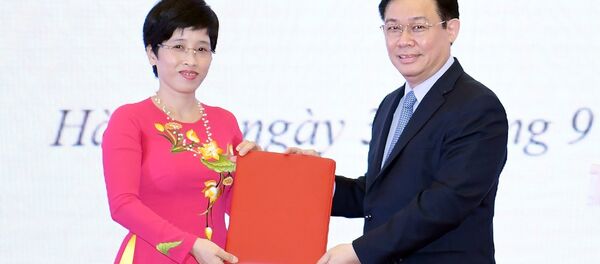 Phó Thủ tướng Vương Đình Huệ trao quyết định cho bà Nguyễn Thị Phú Hà Phó Thủ tướng Vương Đình Huệ trao quyết định cho bà Nguyễn Thị Phú Hà - Sputnik Việt Nam