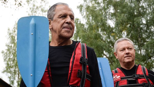 Ngoại trưởng Nga Sergei Lavrov trên chiếc thuyền raft ở tỉnh Novgorod - Sputnik Việt Nam