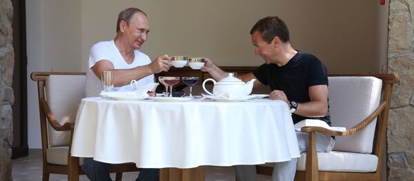 Tổng thống Nga Vladimir Putin và Thủ tướng Nga Dmitry Medvedev tại Sochi Tổng thống Nga Vladimir Putin và Thủ tướng Nga Dmitry Medvedev tại Sochi - Sputnik Việt Nam