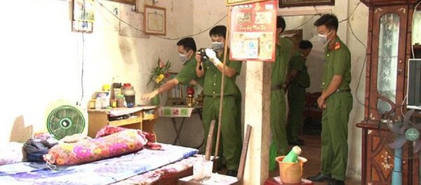 Công an khám nghiệm vụ án trước đó. - Sputnik Việt Nam