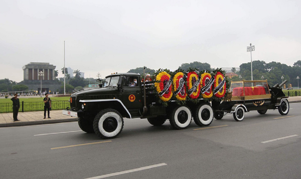 Xe Ural-4320 kéo cỗ linh xa chở linh cữu Chủ tịch nước Trần Đại Quang đi ngang qua Phủ Chủ tịch - Sputnik Việt Nam