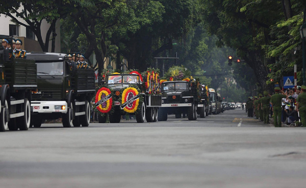 Xe vận tải KAMAZ-43253 đời mới xuất hiện cùng Ural-4320 trong đoàn xe tang chở linh cữu Chủ tịch nước Trần Đại Quang. - Sputnik Việt Nam