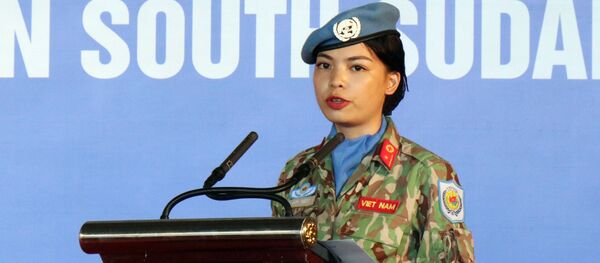 Thiếu úy Sa Minh Ngọc, đại diện cán bộ, nhân viên Bệnh viện dã chiến cấp 2 số 1 tuyên thệ nhận nhiệm vụ trước giờ lên đường. - Sputnik Việt Nam