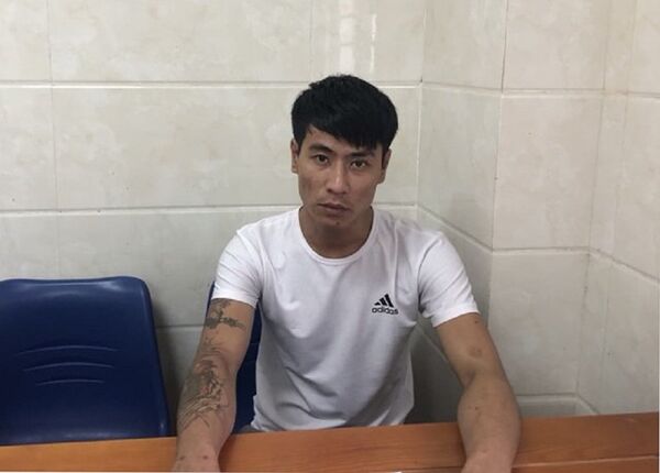 Đối tượng Hoàng Ngọc Sinh - người ở cùng Sơn trong thời gian xảy ra vụ việc, đã đầu hàng sớm và giao nộp 1 quả lựu đạn. Đối tượng Hoàng Ngọc Sinh - người ở cùng Sơn trong thời gian xảy ra vụ việc, đã đầu hàng sớm và giao nộp 1 quả lựu đạn. - Sputnik Việt Nam