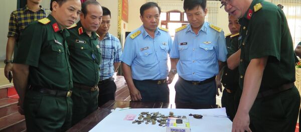 Lực lượng chức năng tìm hiểu các mẫu vật cất bốc được tại Bộ Chỉ huy Quân sự tỉnh Thái Nguyên. - Sputnik Việt Nam