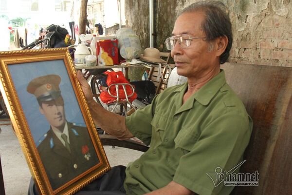 Ông Công Anh Thi cùng di ảnh phi công Công Phương Thảo Ông Công Anh Thi cùng di ảnh phi công Công Phương Thảo - Sputnik Việt Nam