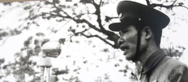 Bí thư Thành ủy, Chủ tịch Ủy ban Quân chính Thành phố Hải Phòng - Đỗ Mười đọc thư của Chủ tịch Hồ Chí Minh gửi đồng bào Hải Phòng trong buổi lễ Quân đội nhân dân Việt Nam vào tiếp quản thành phố ngày 14/5/1955. - Sputnik Việt Nam