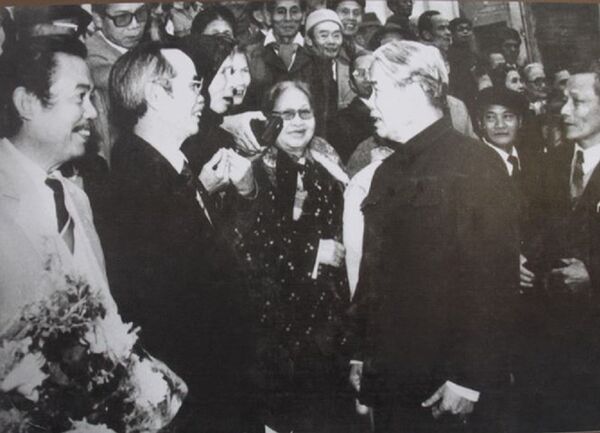 Tổng Bí thư Đỗ Mười nói chuyện thân mật với các bạn tù nhân cuộc họp mặt truyền thống của các chiến sĩ cách mạng bị địch bắt tù đày tại Nhà tù Hỏa Lò lần thứ nhất năm 1993. - Sputnik Việt Nam