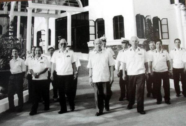 Tổng Bí thư Đỗ Mười đến thăm và làm việc với Bộ Tư lệnh Hải quân nhân dân Việt Nam ngày 13/5/1995. - Sputnik Việt Nam