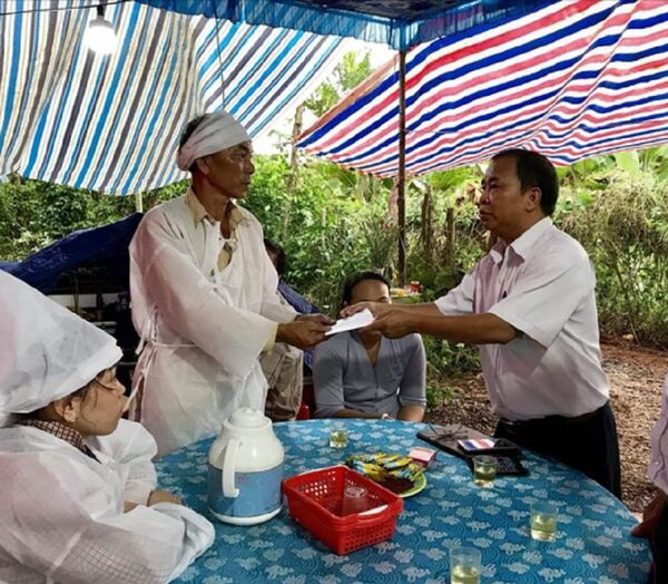 Đại diện thành phố Vũng Tàu đã đến nhà chia buồn cùng gia đình nạn nhân không may bị sét đánh - Sputnik Việt Nam