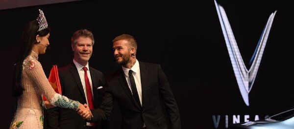 Hoa hậu Trần Tiểu Vy rạng rỡ, tự tin bắt tay David Beckham tại sự kiện ra mắt VinFast - Sputnik Việt Nam