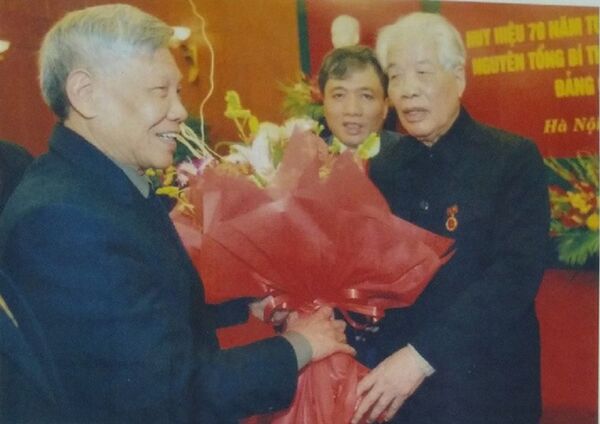 Nguyên Tổng Bí thư Lê Khả Phiêu chúc mừng nguyên Tổng Bí thư Đỗ Mười nhân dịp anh Mười nhận huy hiệu 70 năm tuổi Đảng. Nguyên Tổng Bí thư Lê Khả Phiêu chúc mừng nguyên Tổng Bí thư Đỗ Mười nhân dịp anh Mười nhận huy hiệu 70 năm tuổi Đảng. - Sputnik Việt Nam