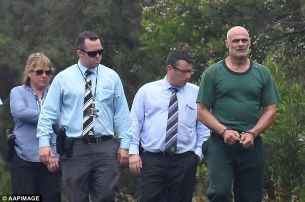 Tên Vinzent Tarantino (áo xanh) dẫn các thám tử đến địa điểm vứt xác Quanne mà hắn nhớ. - Sputnik Việt Nam